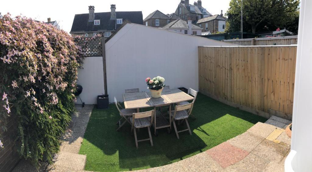 Trafalgar, Lovely Ground Floor Flat With Outside Patio Garden, Minutes Walk To Seafront Seaview Exterior foto